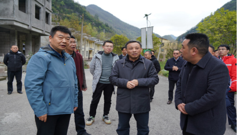 毛振華一行了解野花坪村發(fā)展情況